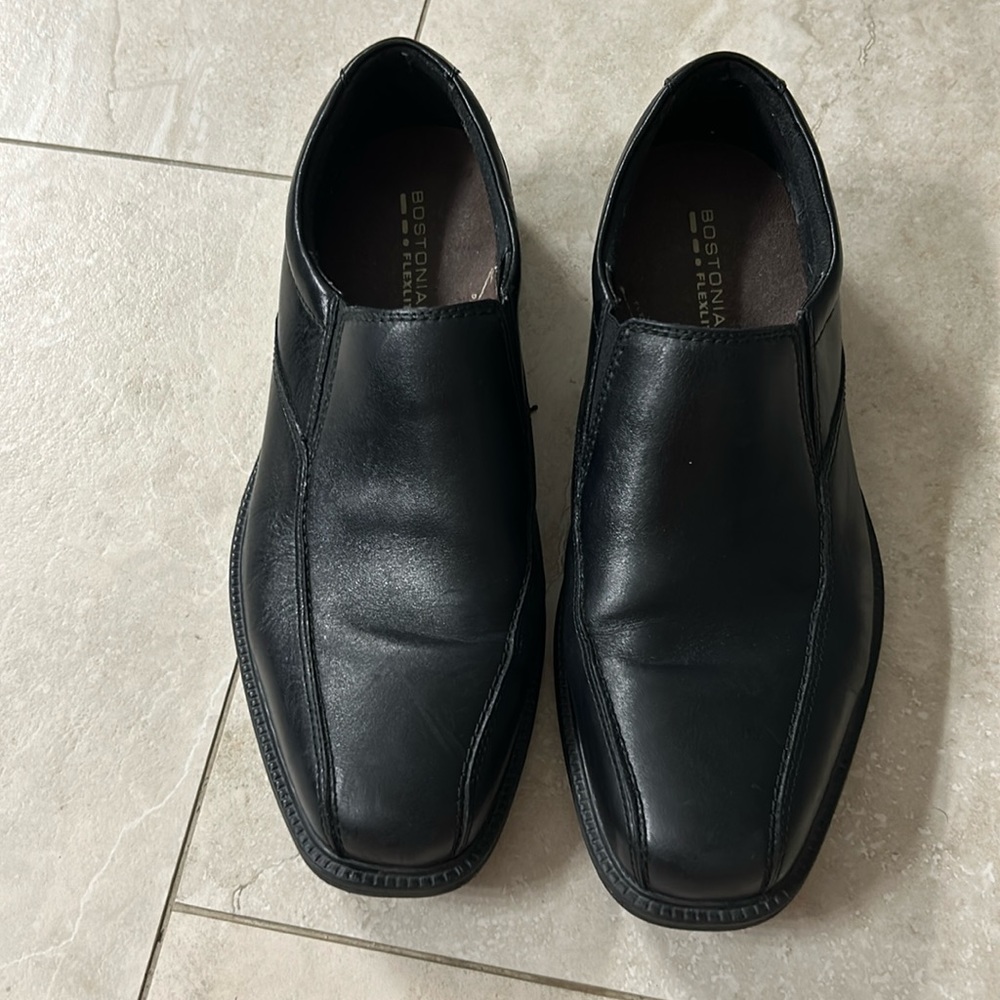 Mens 9 1/2 black dress shoes